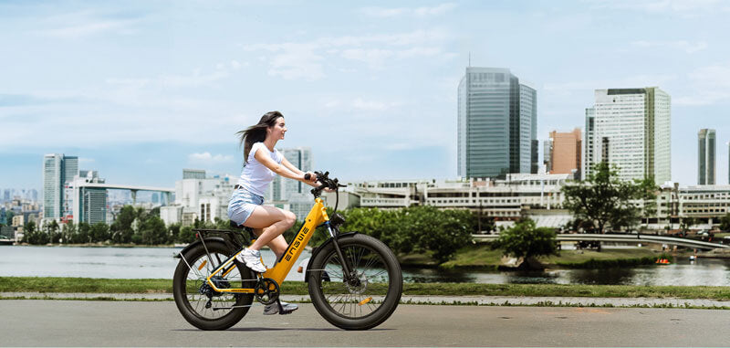 Guidare la bicicletta elettrica da donna ENGWE E26